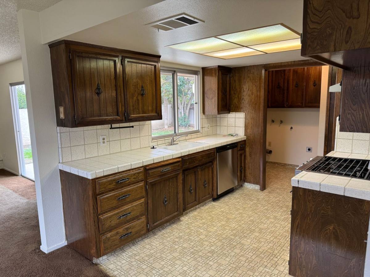 House for rent at 1586 Hawthorne Dr, Los Banos, CA 93635