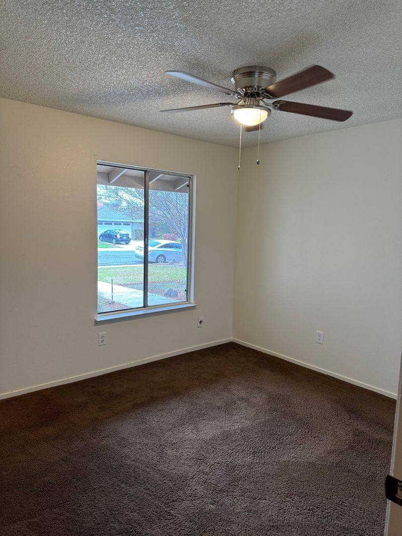 House for rent at 1586 Hawthorne Dr, Los Banos, CA 93635