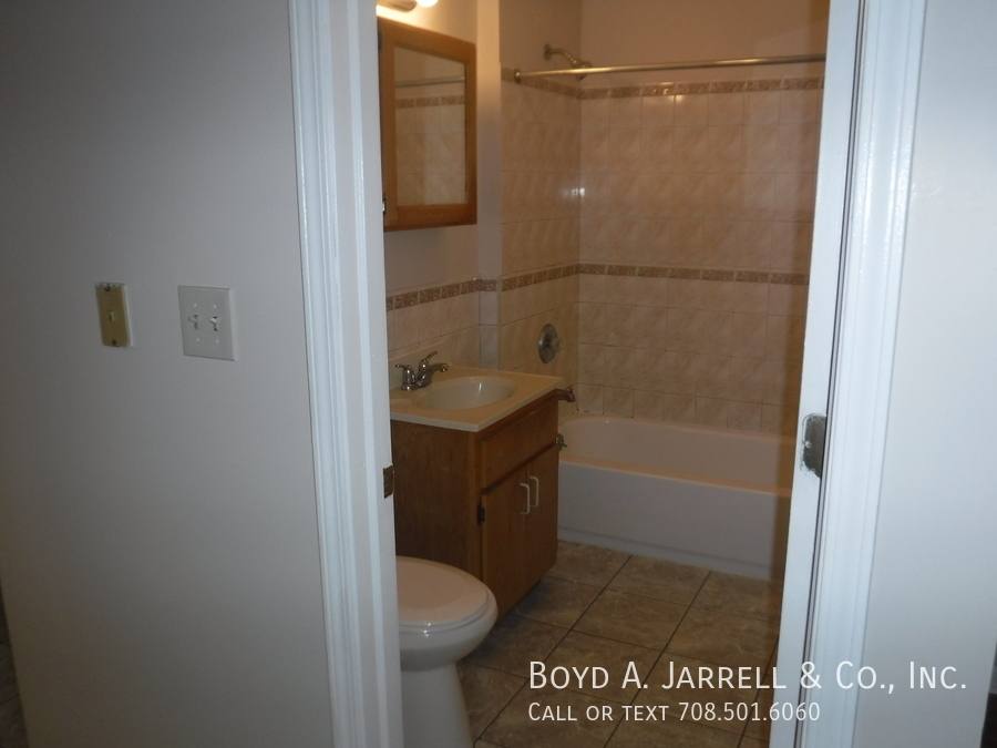 Apartment for rent at 5657 S Indiana Ave - 2nd #98 5657-2, Chicago, IL 60637