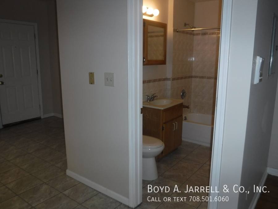 Apartment for rent at 5657 S Indiana Ave - 2nd #98 5657-2, Chicago, IL 60637
