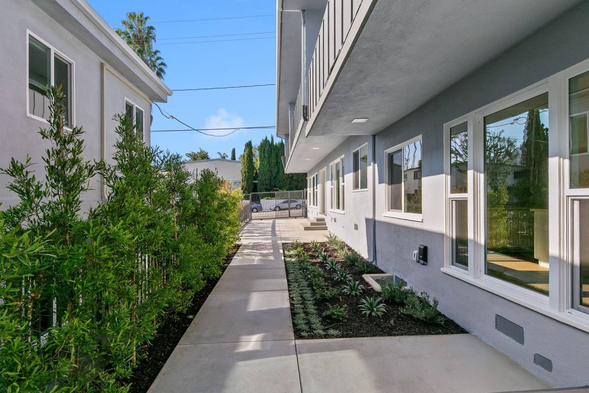 Apartment for rent at 954 N San Vicente Blvd, West Hollywood, CA 90069