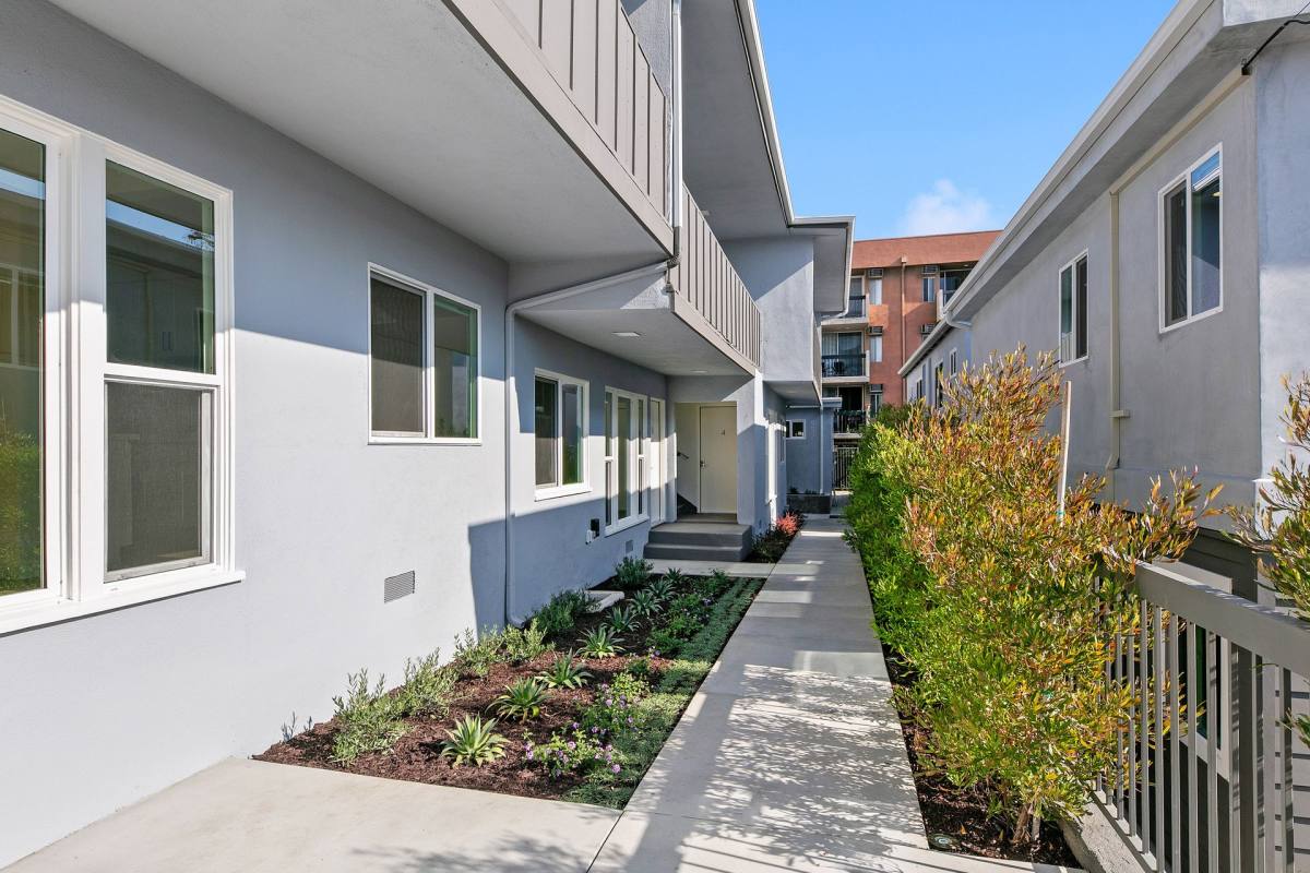 Apartment for rent at 954 N San Vicente Blvd, West Hollywood, CA 90069
