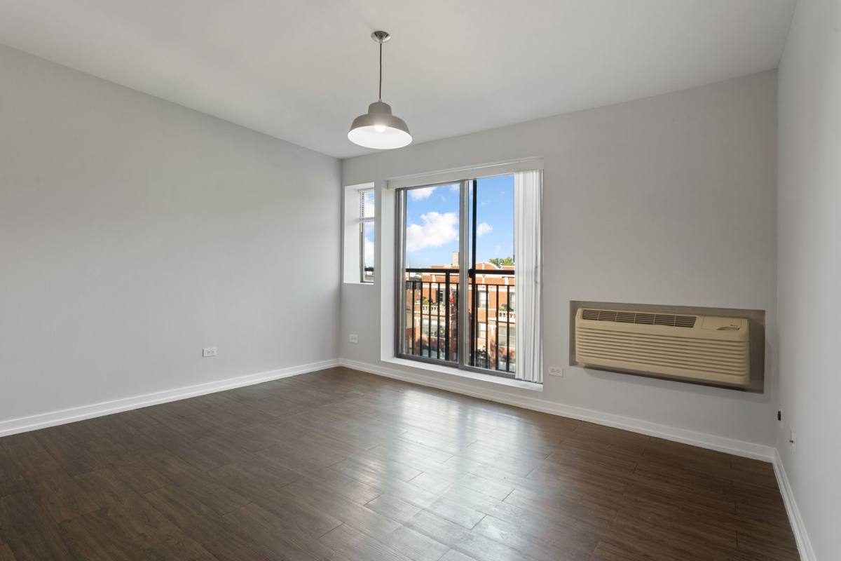 Apartment for rent at 5411 N Winthrop Ave, Chicago, IL 60640
