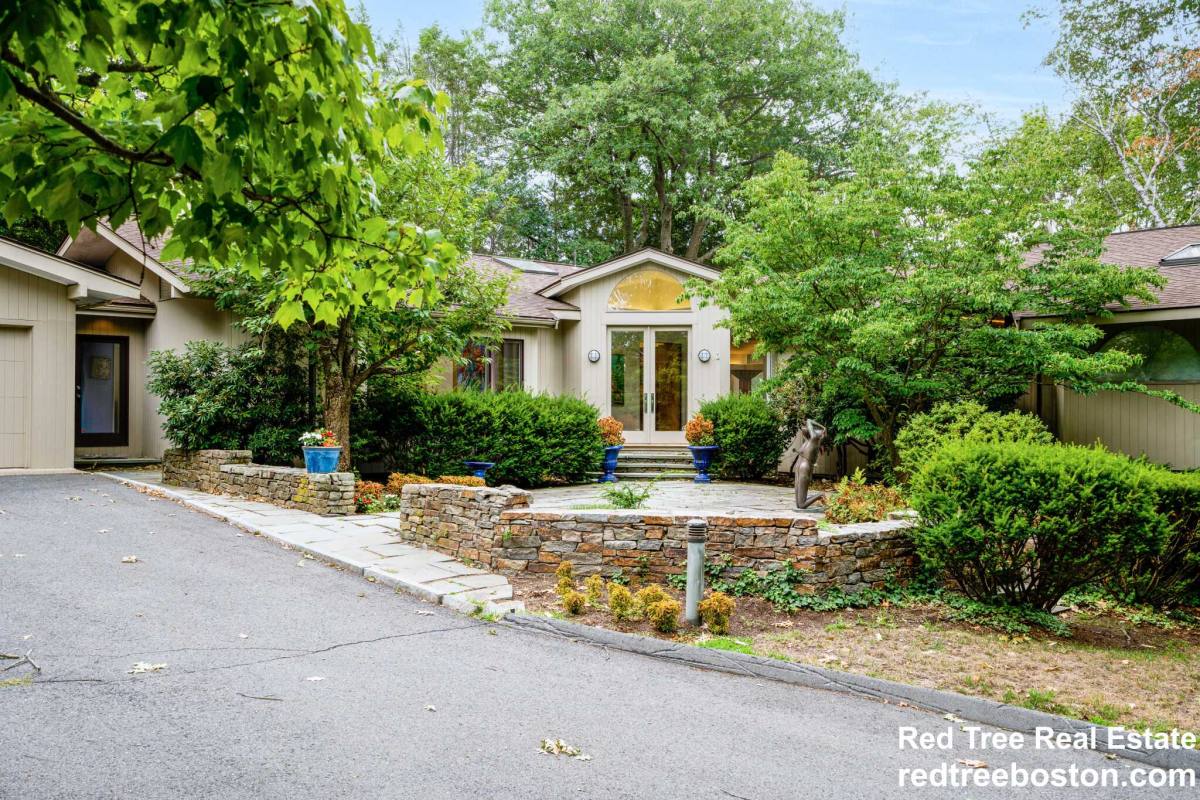 Apartment for rent at 138 Baldpate Hill Rd, Newton Center, MA 02459