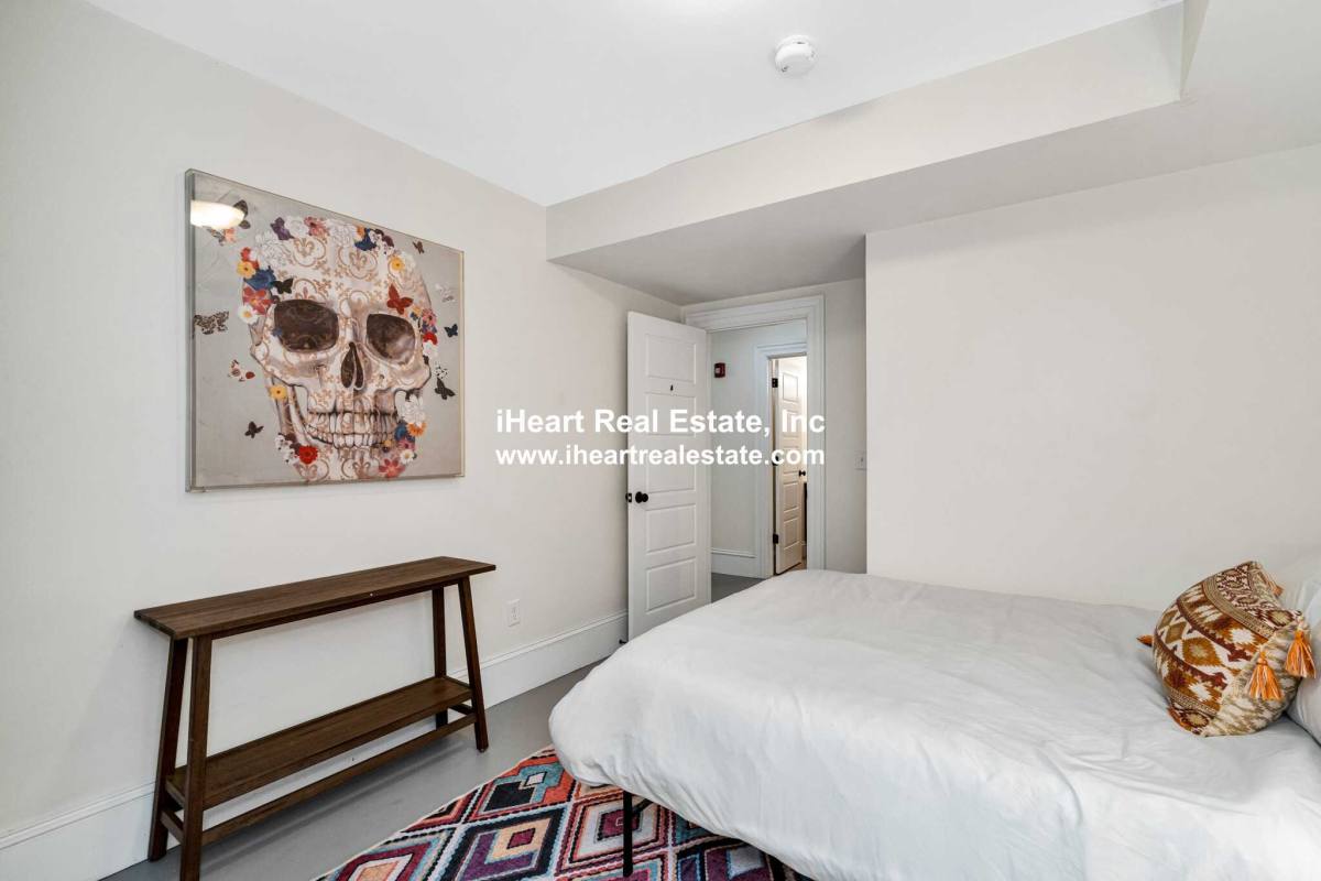 Apartment for rent at 39 Commonwealth Ave, Chestnut Hill, MA 02467