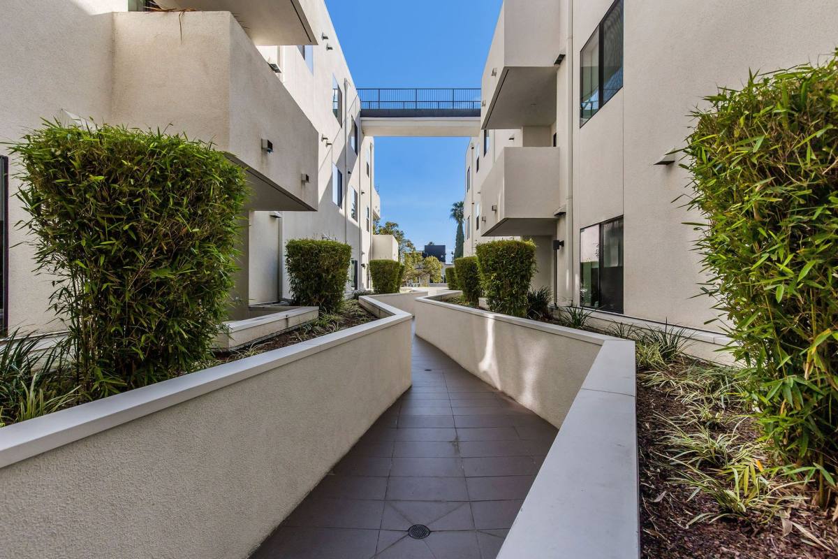 Apartment for rent at 5727 La Mirada Ave, Los Angeles, CA 90038