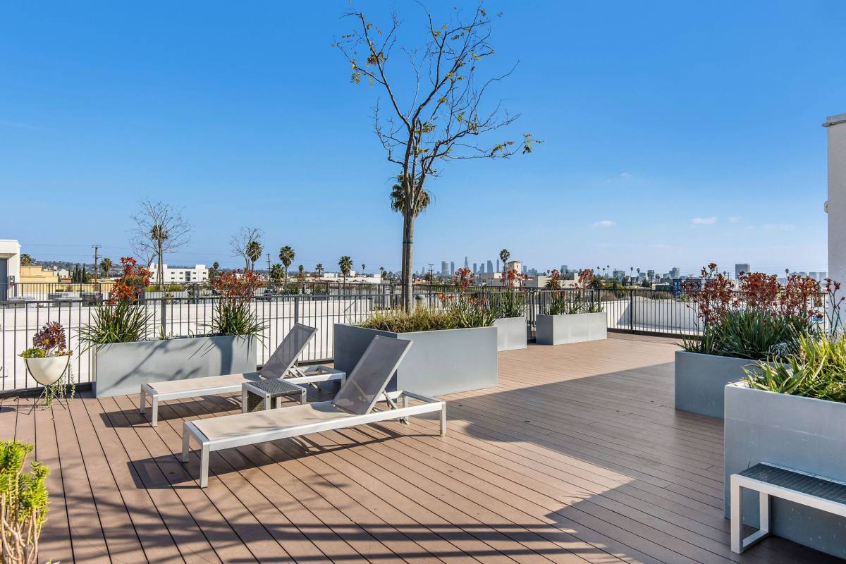 Apartment for rent at 5727 La Mirada Ave, Los Angeles, CA 90038