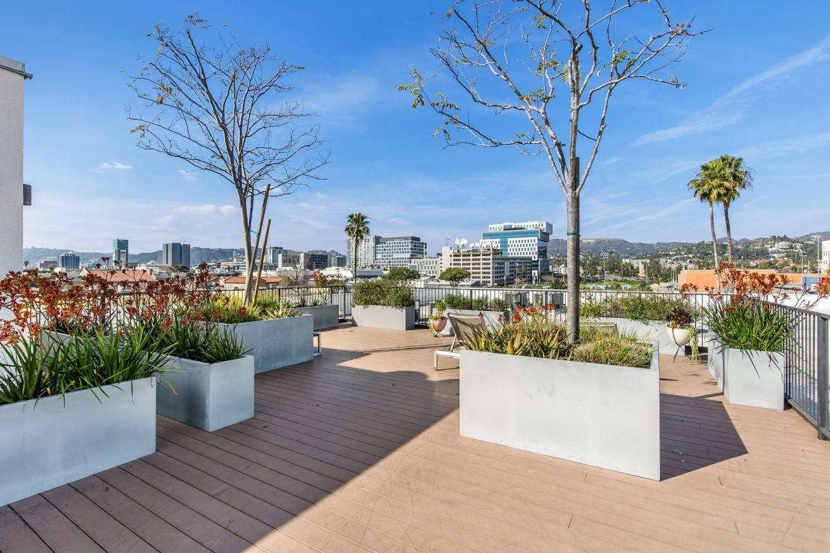 Apartment for rent at 5727 La Mirada Ave, Los Angeles, CA 90038