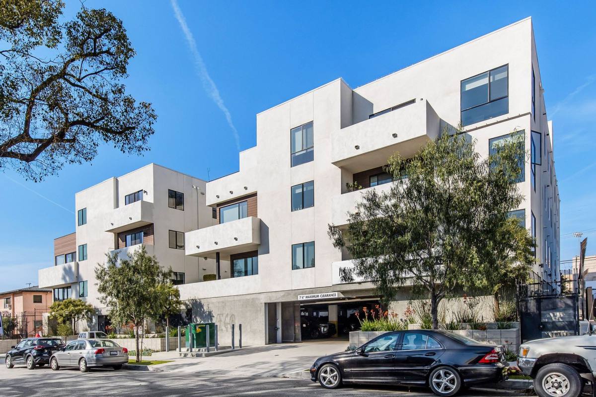 Apartment for rent at 5727 La Mirada Ave, Los Angeles, CA 90038