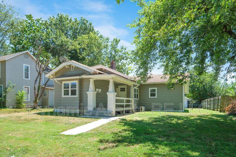 Apartment for rent at 208 E Park #A, Pittsburg, KS 66762