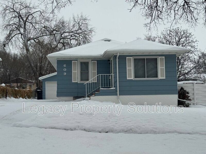 House for rent at 609 N 13th St, Bismarck, ND 58501