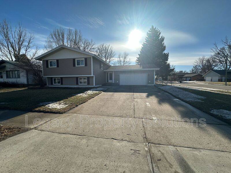House for rent at 1400 S 3rd St, Bismarck, ND 58504