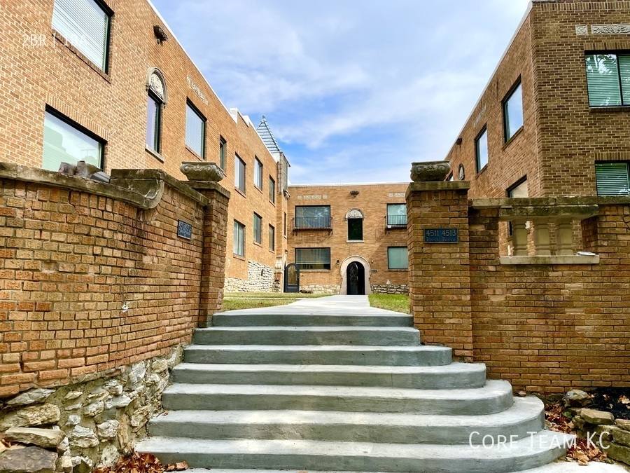 Apartment for rent at 4511 Roanoke Parkway #1, Kansas City, MO 64111