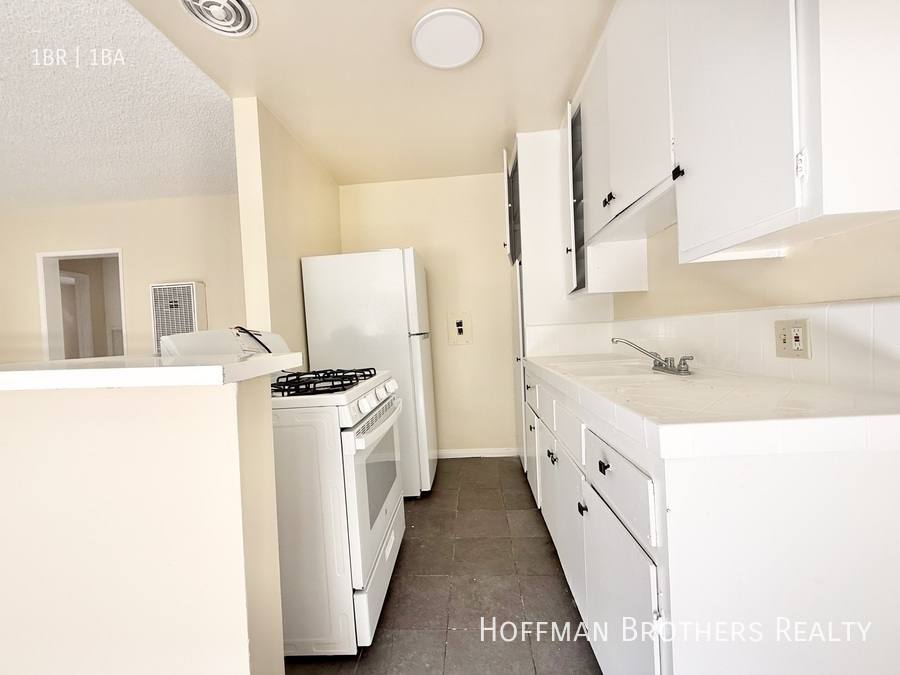 Apartment for rent at 1545-1549 Brockton Ave #4, Los Angeles, CA 90025