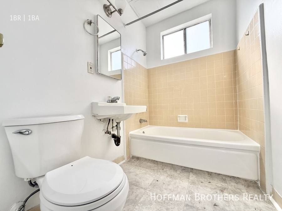 Apartment for rent at 1545-1549 Brockton Ave #4, Los Angeles, CA 90025