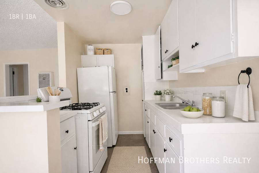 Apartment for rent at 1545-1549 Brockton Ave #4, Los Angeles, CA 90025