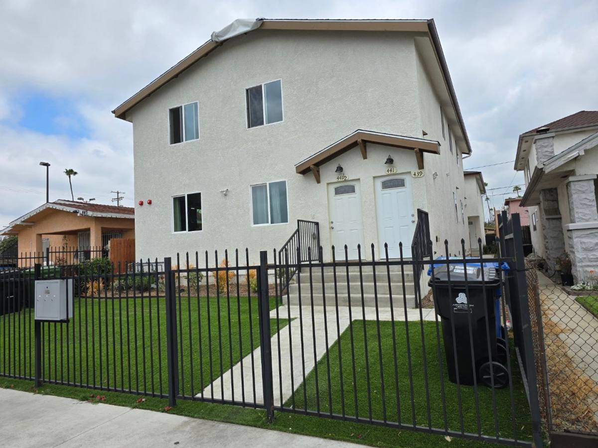 Townhouse for rent at 441 1 2 W, Los Angeles, CA 90003