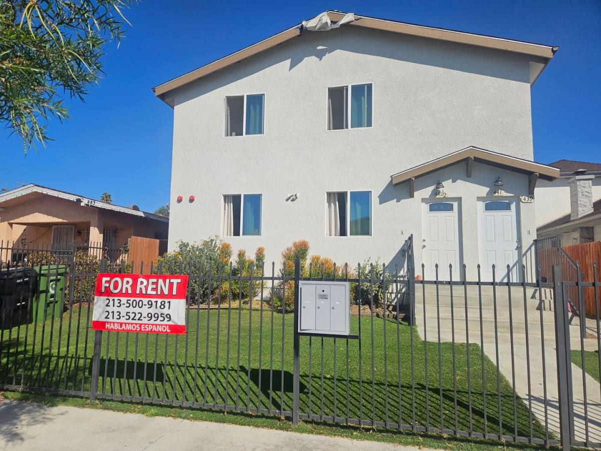 Townhouse for rent at 441 1 2 W, Los Angeles, CA 90003