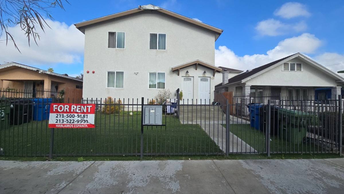 Townhouse for rent at 441 1 2 W, Los Angeles, CA 90003
