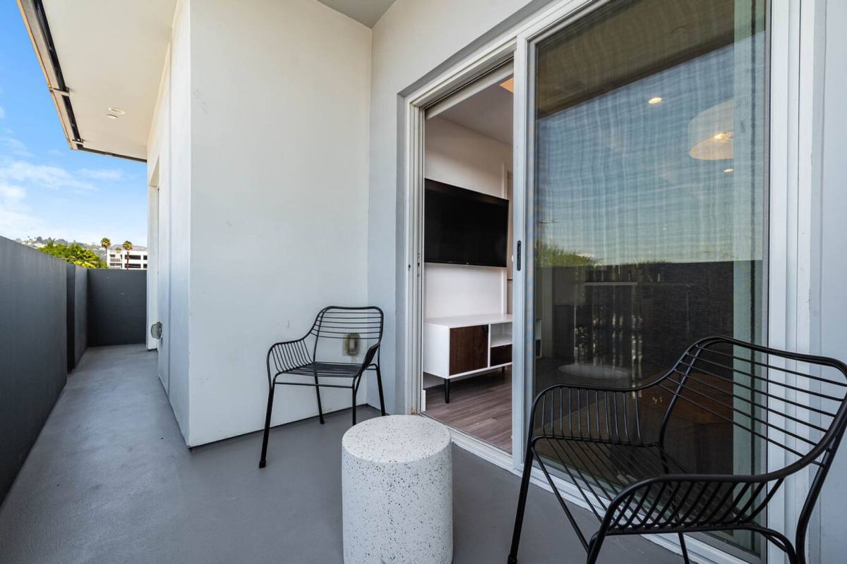 Apartment for rent at 5460 Fountain Ave, Los Angeles, CA 90029