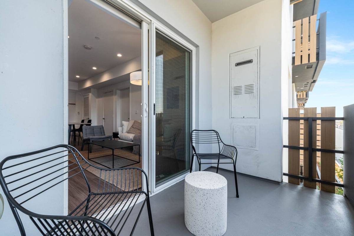 Apartment for rent at 5460 Fountain Ave, Los Angeles, CA 90029