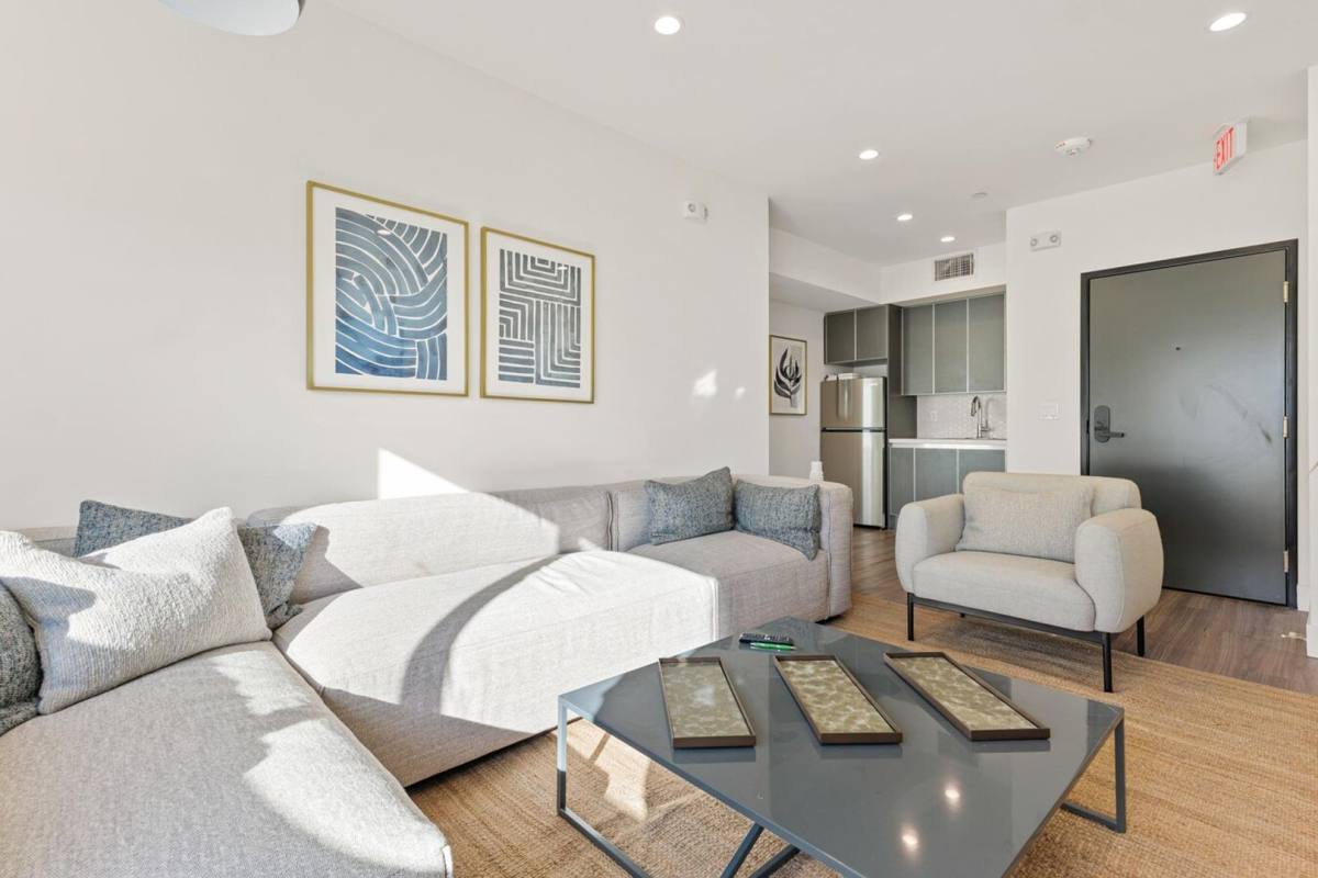 Apartment for rent at 5460 Fountain Ave, Los Angeles, CA 90029
