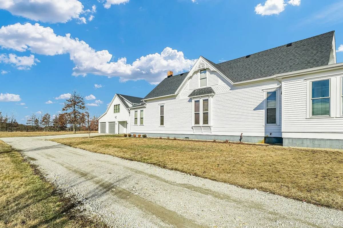 House for rent at 2132 Deland Monticello Rd, De Land, IL 61839