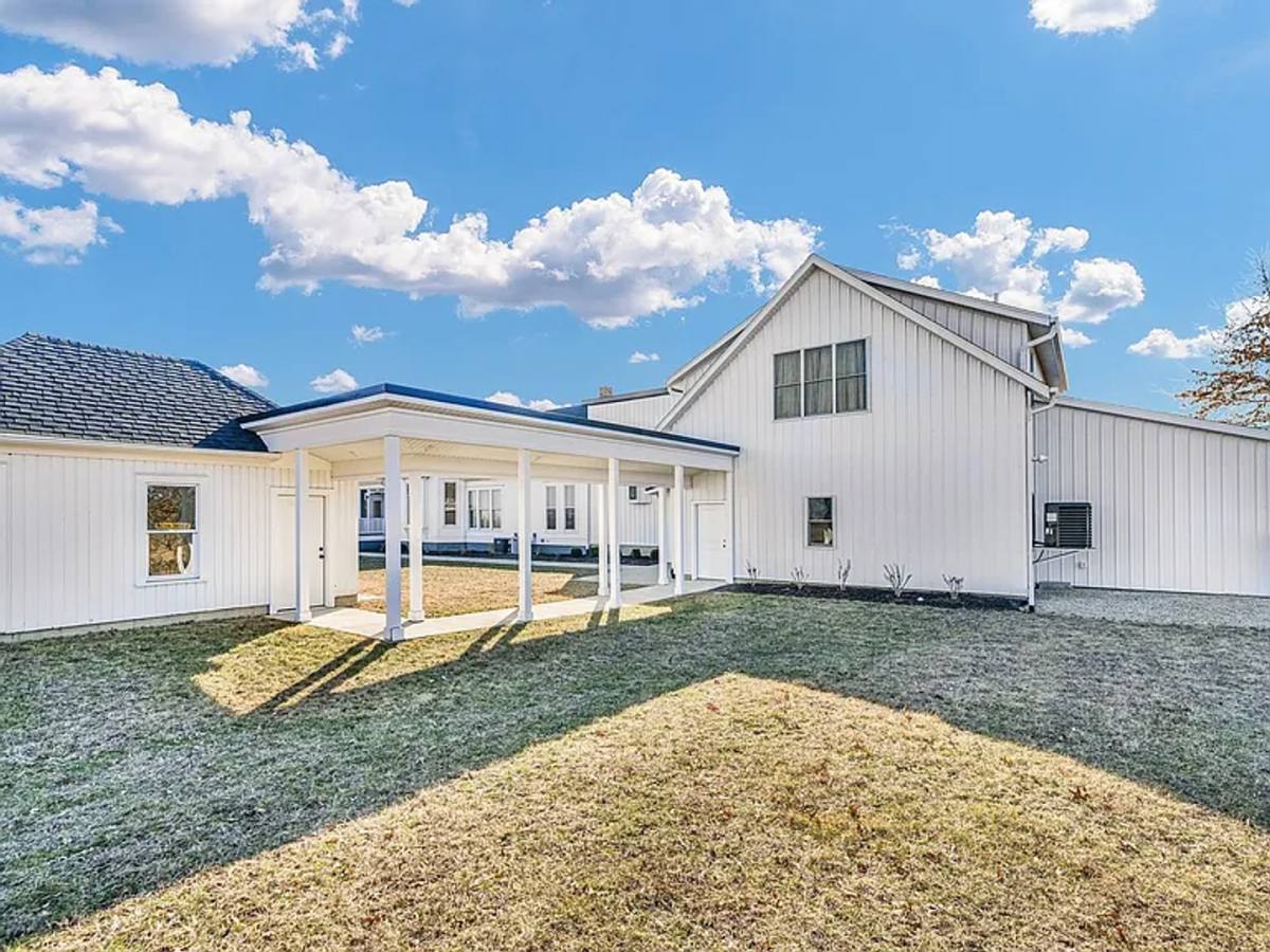 House for rent at 2132 Deland Monticello Rd, De Land, IL 61839