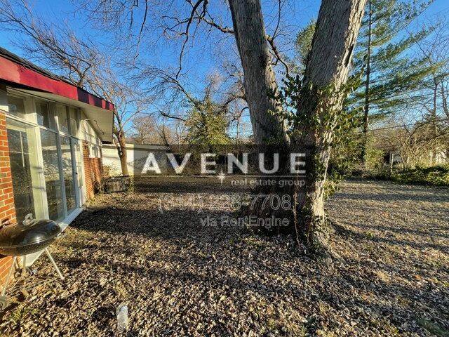 House for rent at 8330 Woodhurst Dr, Saint Louis, MO 63134
