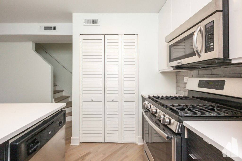 Apartment for rent at 944 W Grace St #6101, Chicago, IL 60613