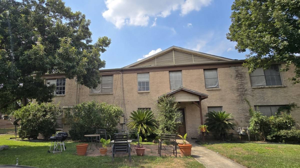 Apartment for rent at 4211 Chartres St, Houston, TX 77004