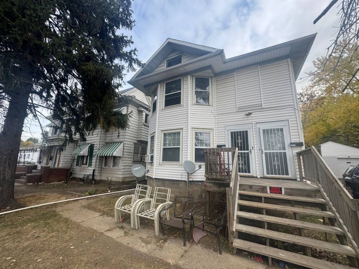 Apartment for rent at 2210-2212 N Knoxville Ave, Peoria, IL 61603