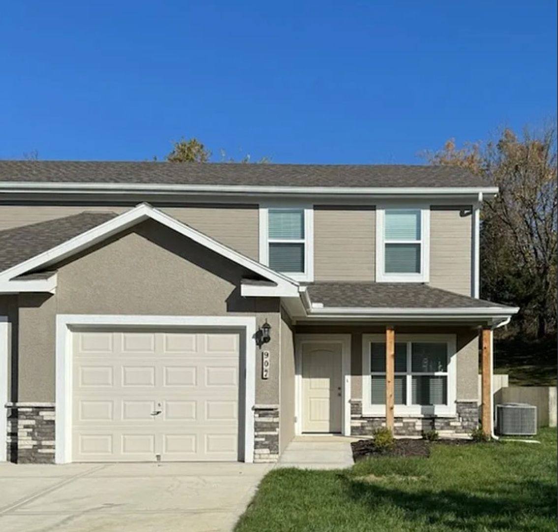 Townhouse for rent at 905-907 Pampas Circle, Pleasant Hill, MO 64080