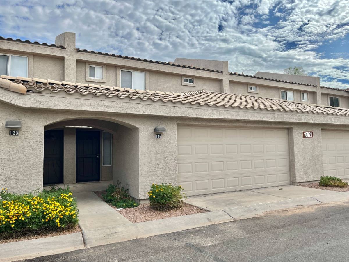 Townhouse for rent at 16021 N 30th St, Phoenix, AZ 85032