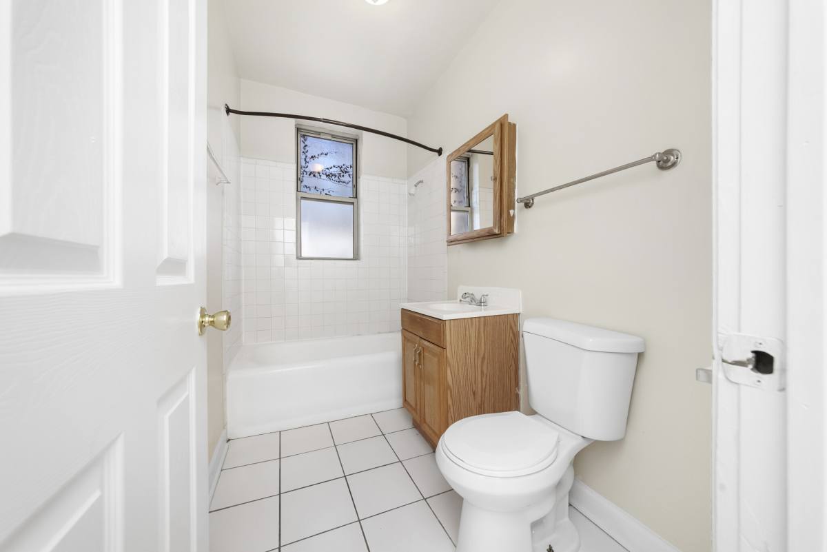 Apartment for rent at 556 W Aldine #E2, Chicago, IL 60657