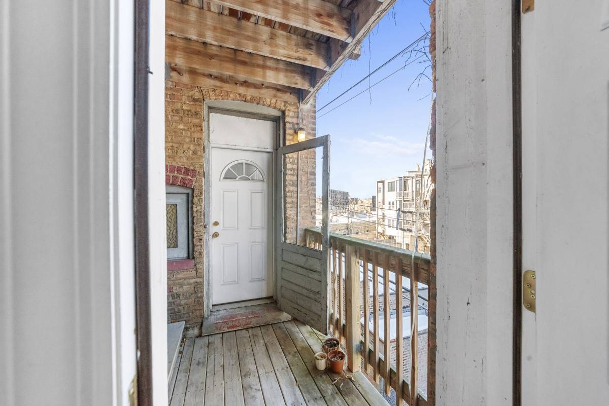 Apartment for rent at 556 W Aldine #E2, Chicago, IL 60657