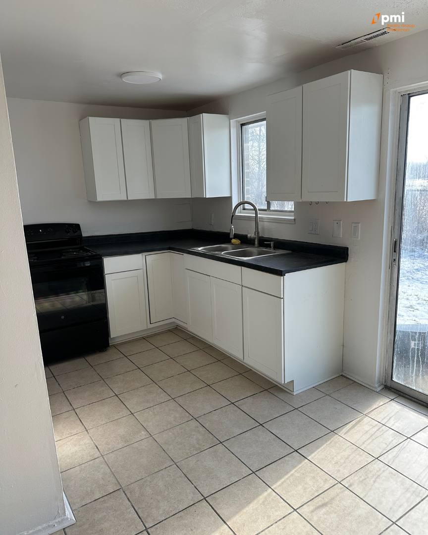 Townhouse for rent at 600 Commerce Ave NW, Warren, OH 44485