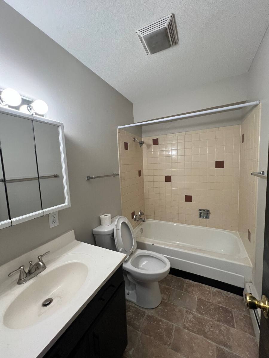 Apartment for rent at 2800 30th St #11, Des Moines, IA 50310