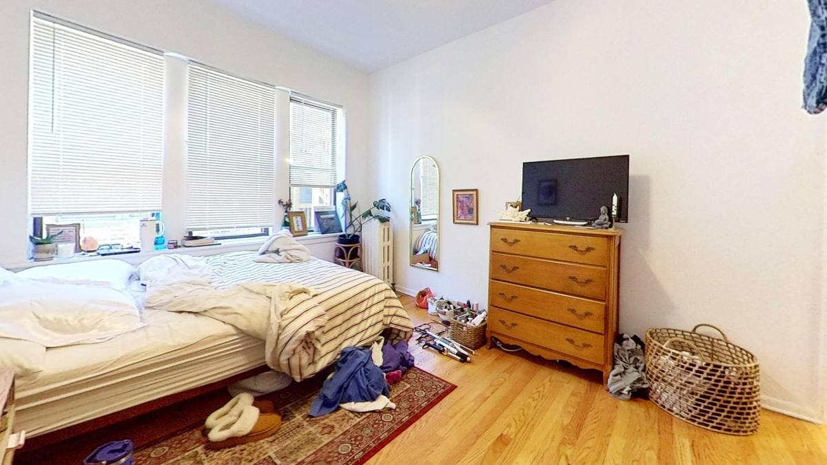 Apartment for rent at 1331 W Addison St, Chicago, IL 60613