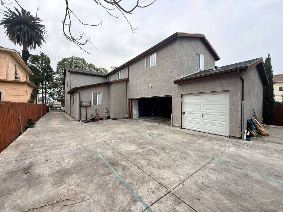 Apartment for rent at 145-147 E 36th St, Los Angeles, CA 90011