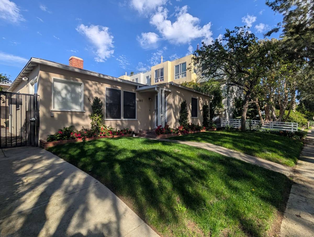 Apartment for rent at 1007 Pacific St, Santa Monica, CA 90405