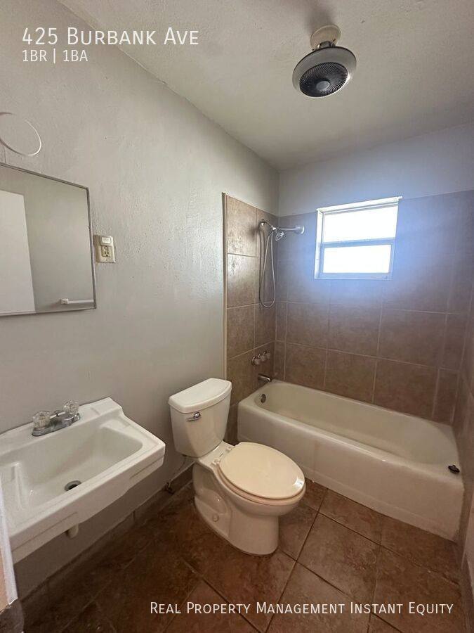 Apartment for rent at 425 Burbank Ave, Lakeland, FL 33801