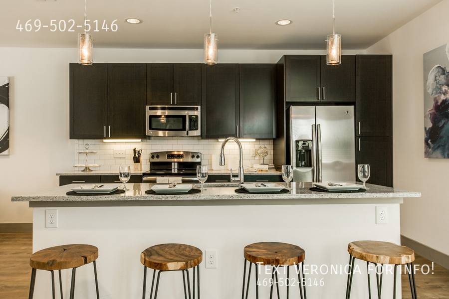 Townhouse for rent at 2110 Peak St, Dallas, TX 75204