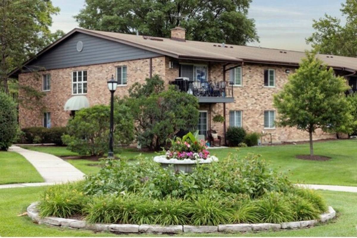 Apartment for rent at 1049 S Westmore-Meyers Rd, Lombard, IL 60148