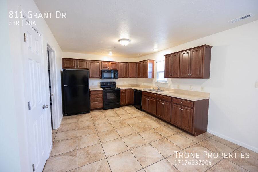Townhouse for rent at 823 Grant Dr, Hanover, PA 17331