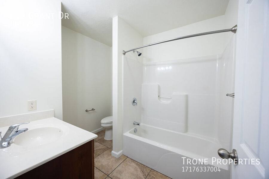 Townhouse for rent at 823 Grant Dr, Hanover, PA 17331
