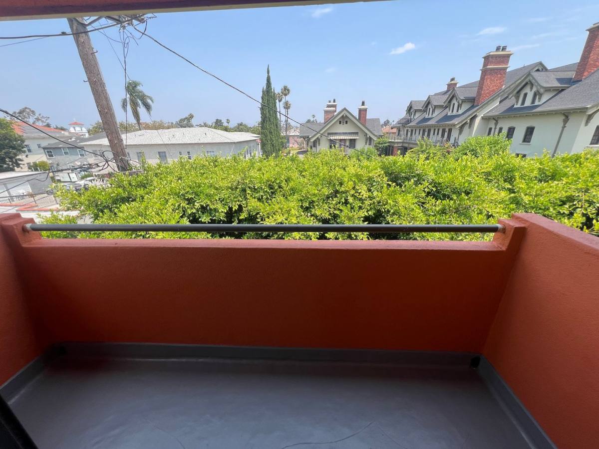Apartment for rent at 3759 W 27th St, Los Angeles, CA 90018