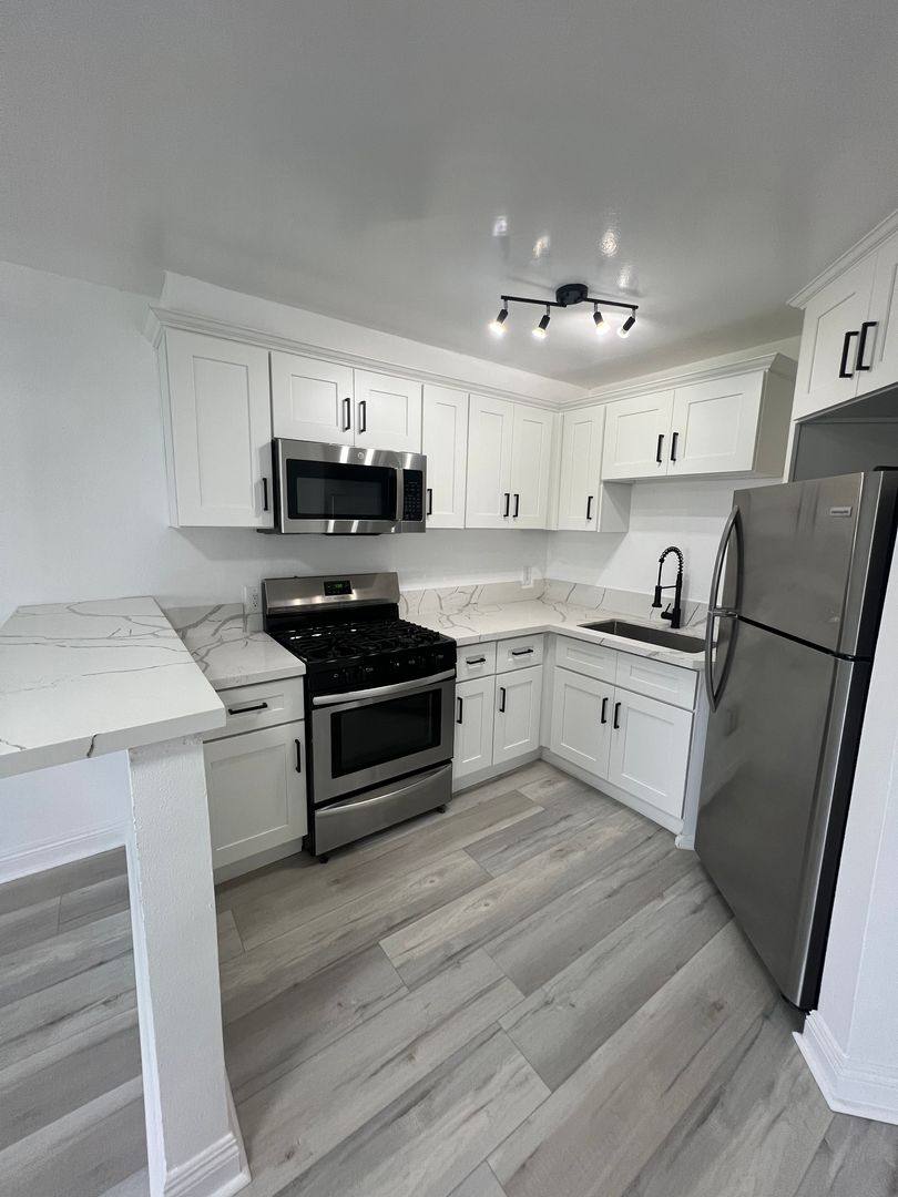 Apartment for rent at 3759 W 27th St, Los Angeles, CA 90018