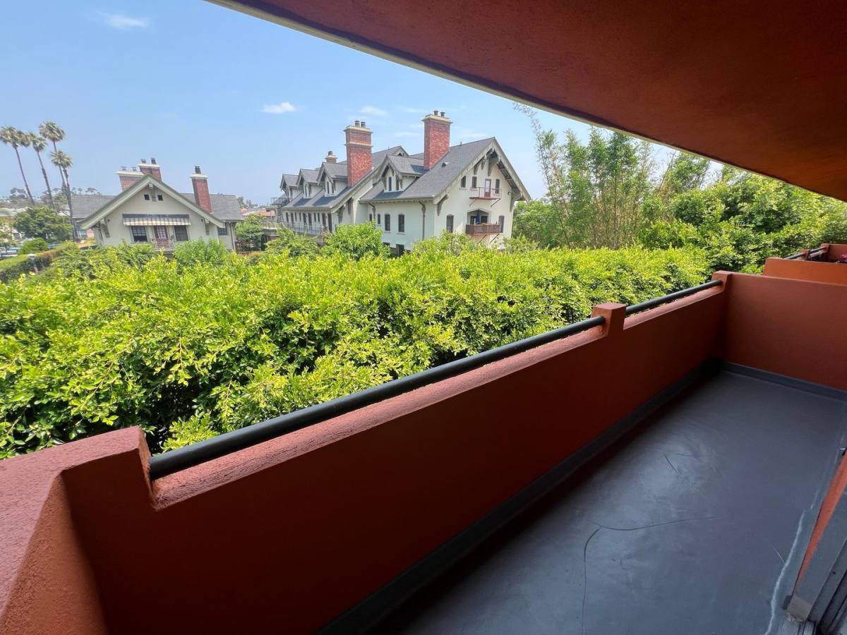 Apartment for rent at 3759 W 27th St, Los Angeles, CA 90018