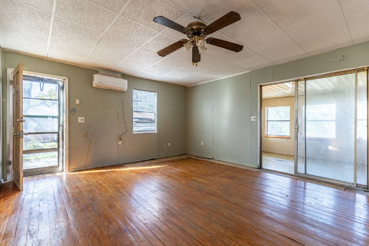 House for rent at 905 4th St, Floresville, TX 78114